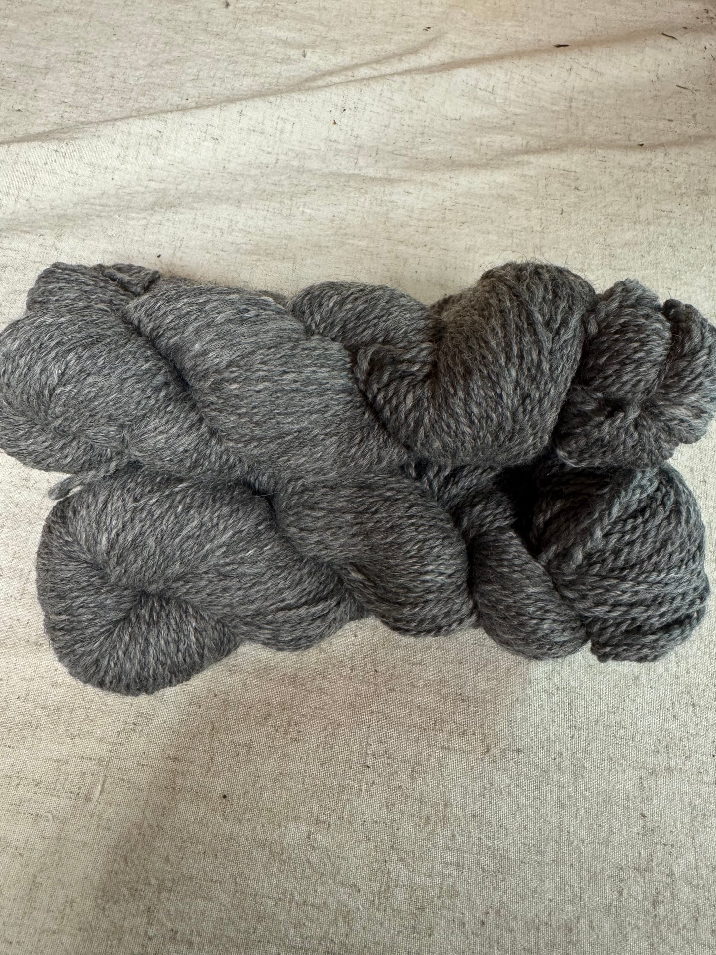 Yarn skein Worsted (Alice) 100% Alpaca Gray 2-ply worsted wt 215yds